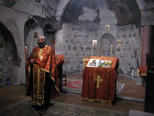 Team DVERI in der jahrhundertealten Kryptakirche Sv PETKA bei den Sattelmachern im Zentrum von Sofia