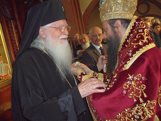 Metropolitan Bishop NIKOLAY of Plovdiv, Representative of Bulgarian Patriarch MAKSIM and Holy Synod designating Order of HOLY IOAN of RILA 1st Degree to Metropolitan Bishop SIMEON of Western and Central Europe></p>
<p class=