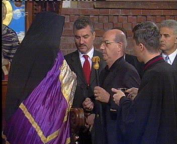 Metropolitan Bischof teilt das Opferbrot mit S.E. dem Bulgarischen Botschafter